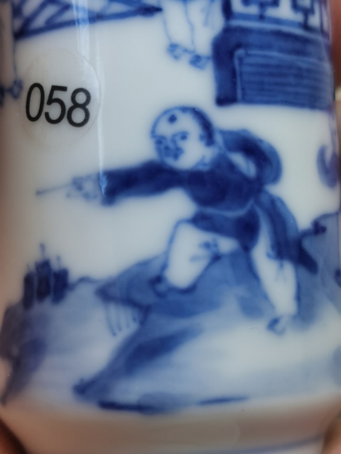 古玩陶瓷青花人物故事鼻煙壺真品鑒賞圖