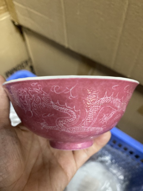 古玩陶瓷胭脂紅釉龍紋碗真品鑒賞圖