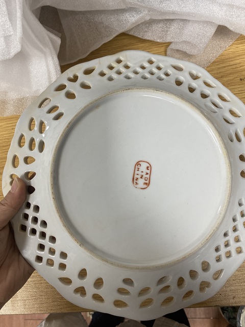 古玩陶瓷花鳥蝶壽字吉語(yǔ)紋廣彩鏤空盤真品鑒賞圖