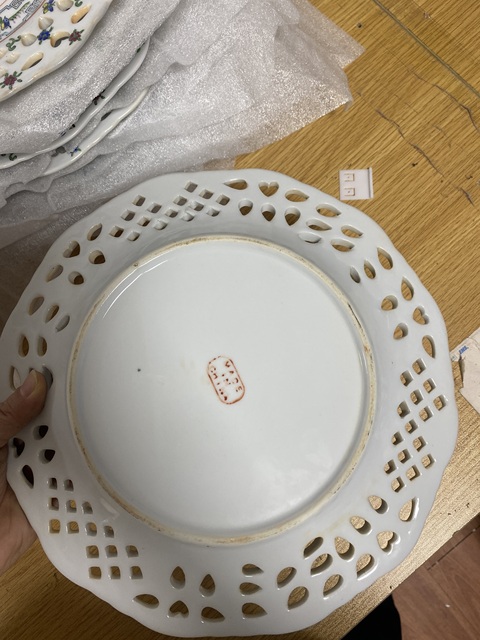古玩陶瓷花鳥蝶壽字吉語(yǔ)紋廣彩鏤空盤真品鑒賞圖