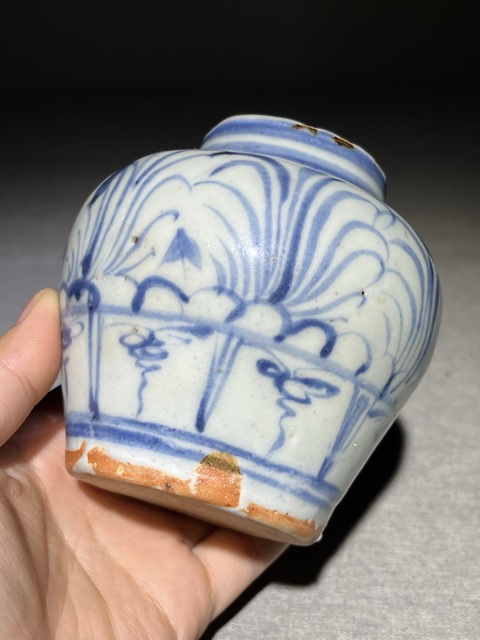 古玩陶瓷青花花卉紋罐真品鑒賞圖