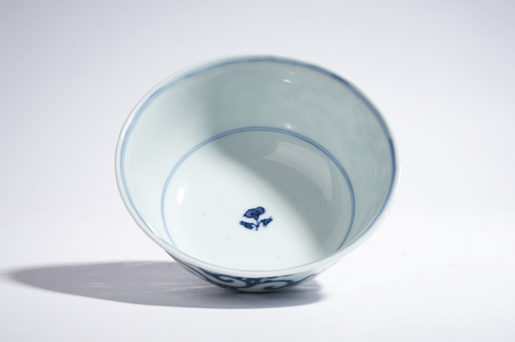 古玩陶瓷清雍正·青花夔龍紋碗真品鑒賞圖