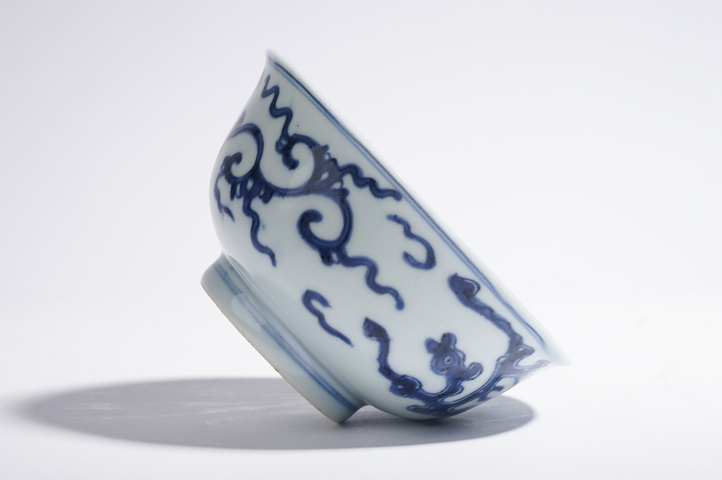 古玩陶瓷清雍正·青花夔龍紋碗真品鑒賞圖