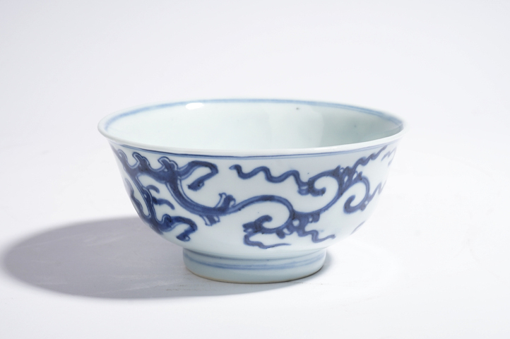 古玩陶瓷清雍正·青花夔龍紋碗真品鑒賞圖