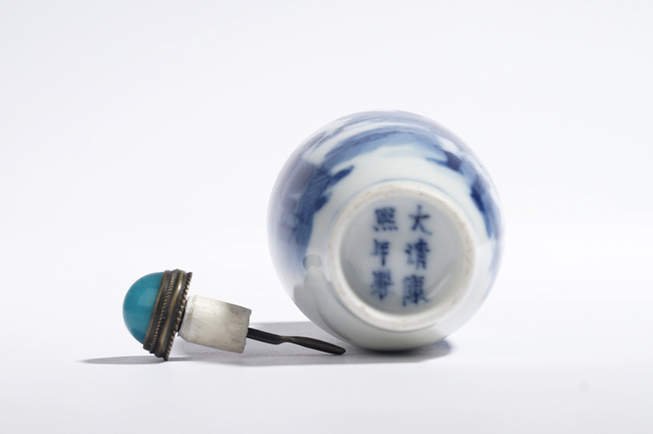 古玩陶瓷清晚期·青花風(fēng)塵三俠圖鼻煙壺真品鑒賞圖
