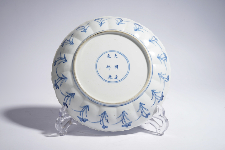 古玩陶瓷清康熙·青花人物故事紋葵口盤真品鑒賞圖