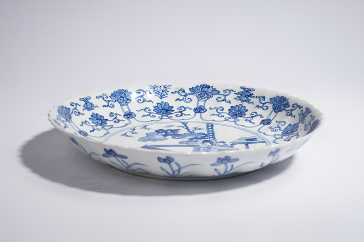 古玩陶瓷清康熙·青花人物故事紋葵口盤真品鑒賞圖