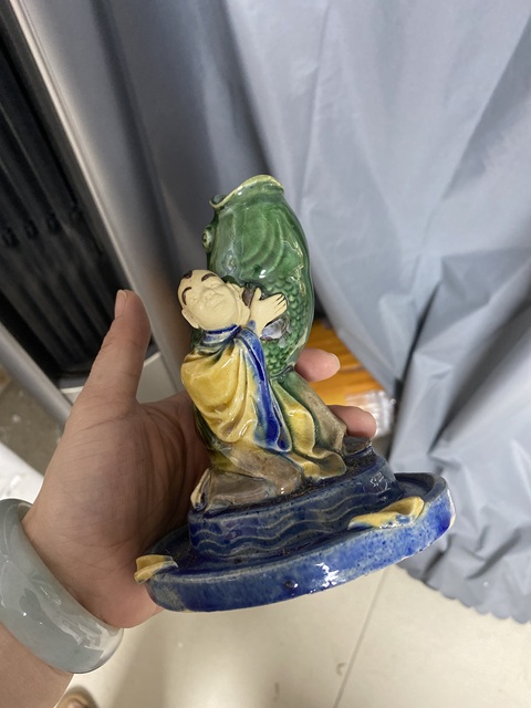 古玩陶瓷三彩抱魚瓶真品鑒賞圖