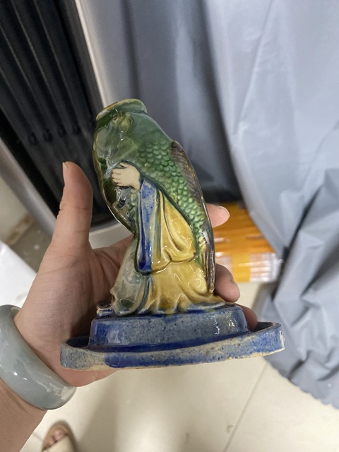 古玩陶瓷三彩抱魚瓶真品鑒賞圖