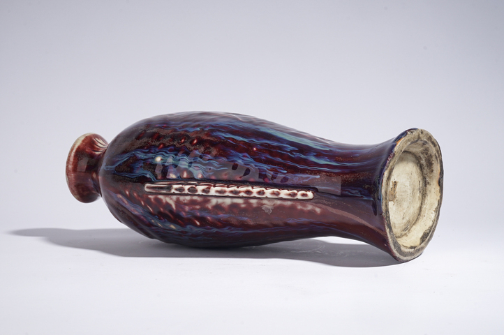 古玩陶瓷清中晚·窯變紅釉雙耳魚瓶真品鑒賞圖