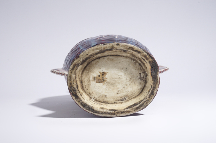 古玩陶瓷清中晚·窯變紅釉雙耳魚瓶真品鑒賞圖