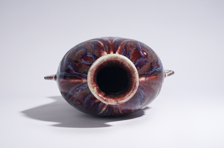 古玩陶瓷清中晚·窯變紅釉雙耳魚瓶真品鑒賞圖