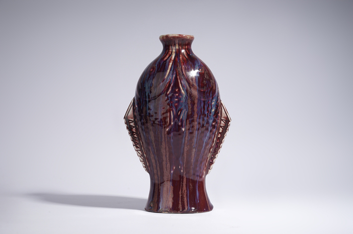 古玩陶瓷清中晚·窯變紅釉雙耳魚瓶真品鑒賞圖