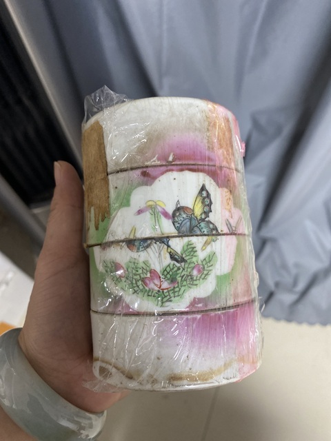古玩陶瓷花蝶紋疊盒真品鑒賞圖