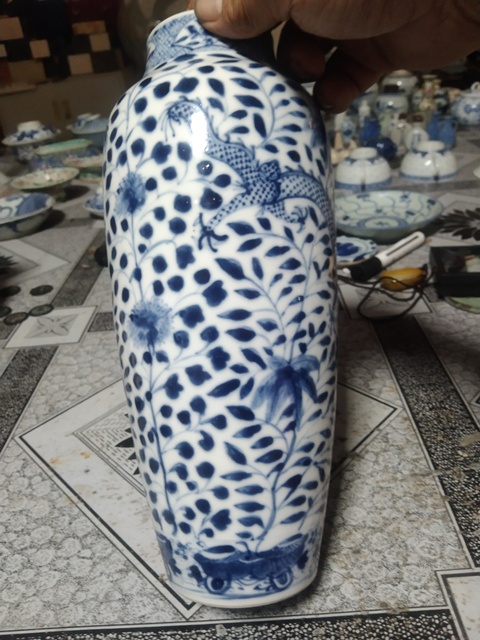 古玩陶瓷青花龍穿花紋瓶，無底圖，偏老真品鑒賞圖