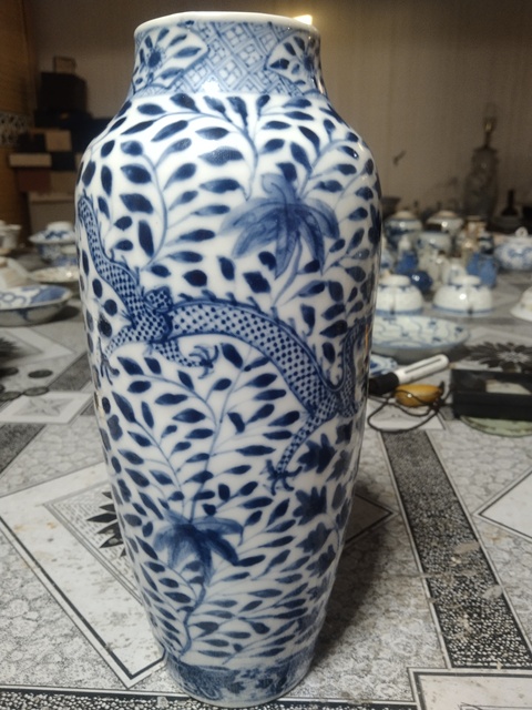 古玩陶瓷青花龍穿花紋瓶，無底圖，偏老真品鑒賞圖