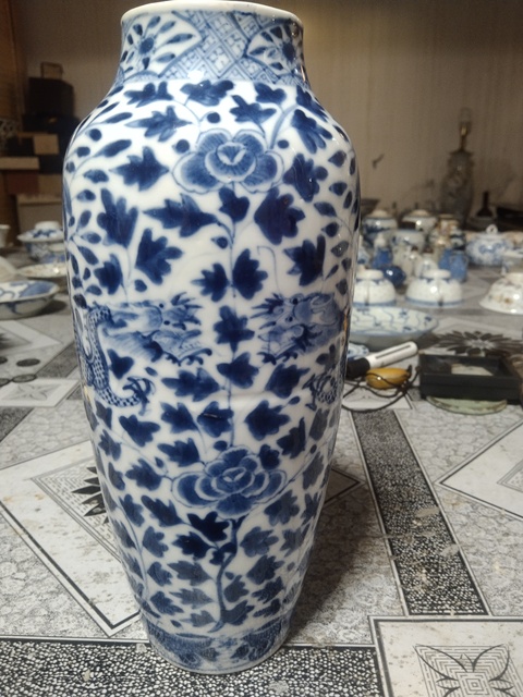 古玩陶瓷青花龍穿花紋瓶，無底圖，偏老真品鑒賞圖