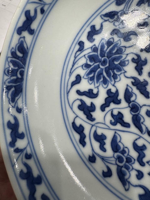 古玩陶瓷青花纏枝花卉紋盤真品鑒賞圖