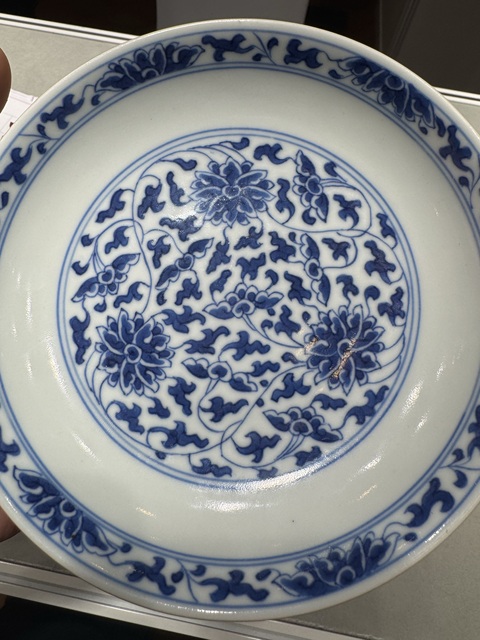 古玩陶瓷青花纏枝花卉紋盤真品鑒賞圖