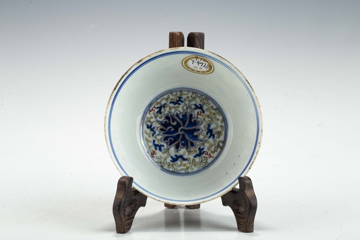 古玩陶瓷清光緒·青花加彩纏枝蓮紋碗拍賣,當(dāng)前價格3492元