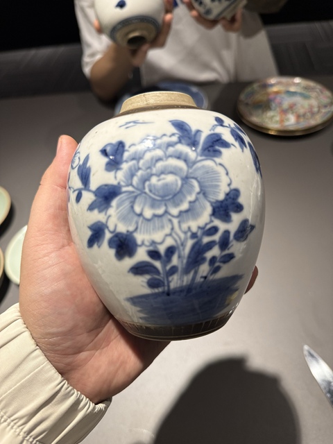 古玩陶瓷青花花卉紋罐真品鑒賞圖