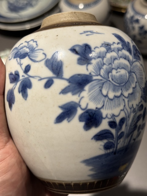 古玩陶瓷青花花卉紋罐真品鑒賞圖