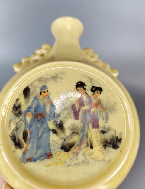 古玩陶瓷黃釉粉彩人物紋抱月瓶真品鑒賞圖