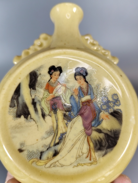 古玩陶瓷黃釉粉彩人物紋抱月瓶真品鑒賞圖