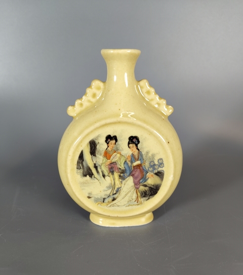 古玩陶瓷黃釉粉彩人物紋抱月瓶真品鑒賞圖