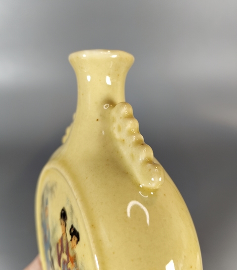 古玩陶瓷黃釉粉彩人物紋抱月瓶真品鑒賞圖