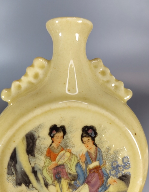 古玩陶瓷黃釉粉彩人物紋抱月瓶真品鑒賞圖