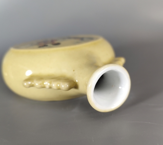 古玩陶瓷黃釉粉彩人物紋抱月瓶真品鑒賞圖