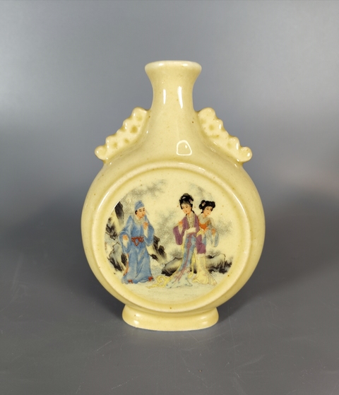 古玩陶瓷黃釉粉彩人物紋抱月瓶真品鑒賞圖