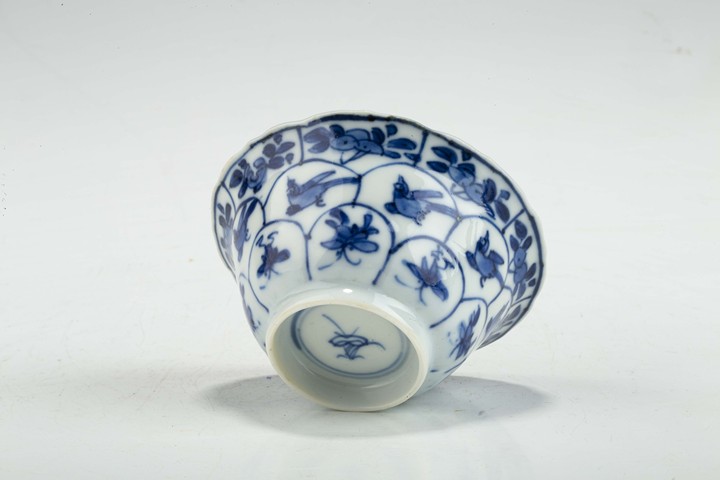 古玩陶瓷清康熙·青花喜鵲登梅圖花口杯碟拍賣,當前價格376元