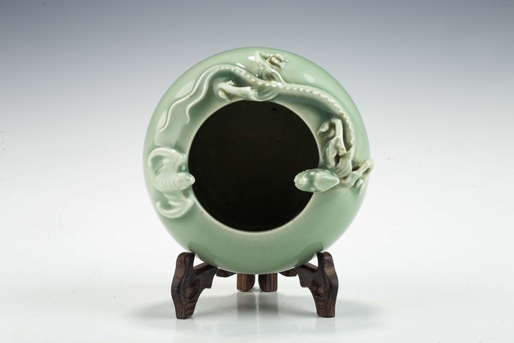 古玩陶瓷清末民初·青釉堆塑螭龍蝙蝠紋水盂拍賣,當前價格1464元