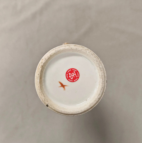 古玩陶瓷廣彩人物故事紋獅耳瓶真品鑒賞圖