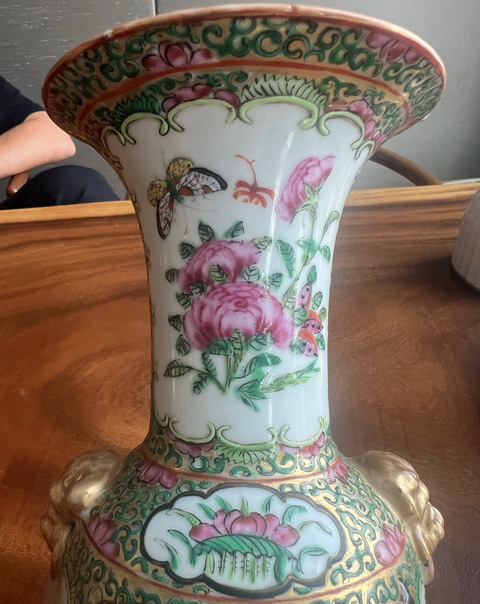 古玩陶瓷廣彩人物故事紋獅耳瓶真品鑒賞圖