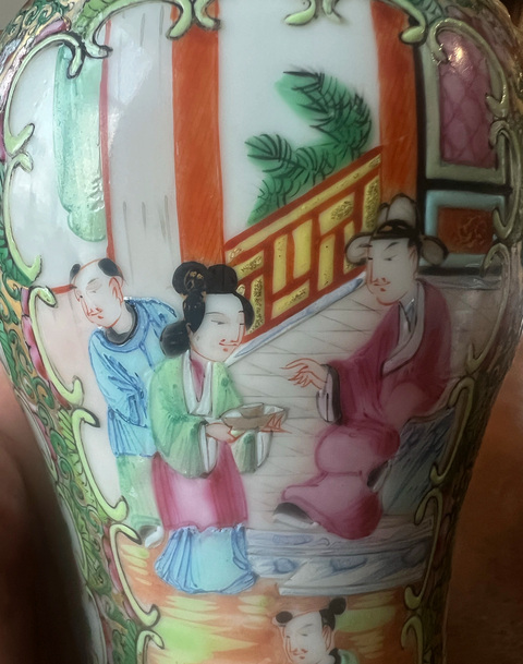 古玩陶瓷廣彩人物故事紋獅耳瓶真品鑒賞圖