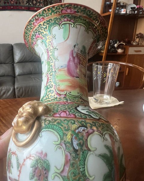 古玩陶瓷廣彩人物故事紋獅耳瓶真品鑒賞圖