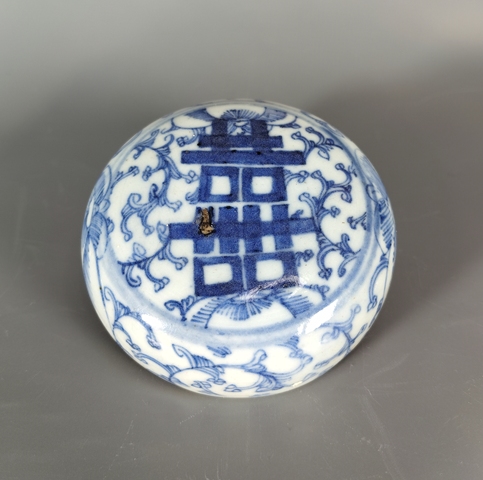 古玩陶瓷清中期-青花淡描花卉紋喜字粉盒拍賣，當前價格999元