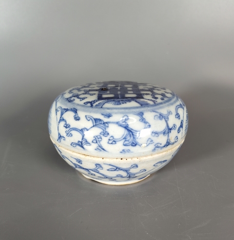 古玩陶瓷清中期-青花淡描花卉紋喜字粉盒拍賣，當前價格999元