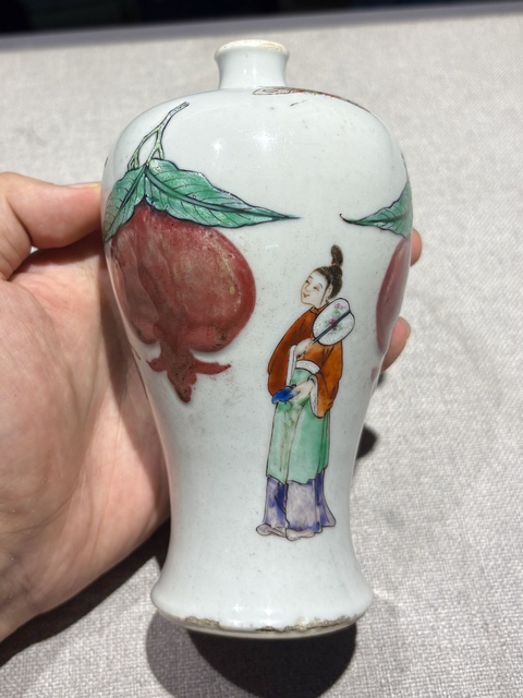 古玩陶瓷釉里紅廣彩人物梅瓶真品鑒賞圖