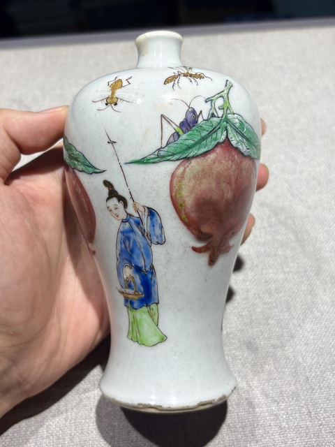 古玩陶瓷釉里紅廣彩人物梅瓶真品鑒賞圖