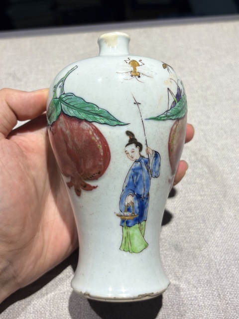 古玩陶瓷釉里紅廣彩人物梅瓶真品鑒賞圖