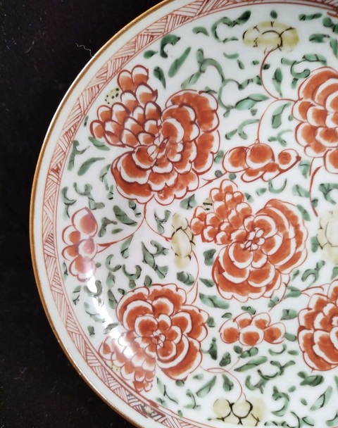 古玩陶瓷五彩牡丹圖盤真品鑒賞圖