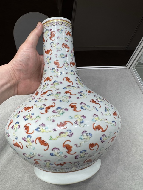 古玩陶瓷粉彩云蝠紋荸薺瓶，注意品相真品鑒賞圖
