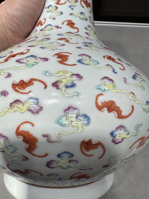 古玩陶瓷粉彩云蝠紋荸薺瓶，注意品相真品鑒賞圖