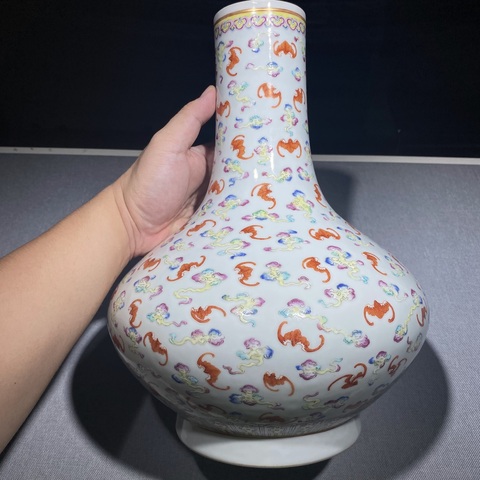 古玩陶瓷粉彩云蝠紋荸薺瓶，注意品相真品鑒賞圖