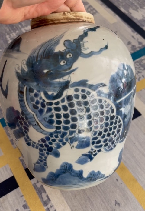古玩陶瓷芭蕉麒麟紋青花罐真品鑒賞圖