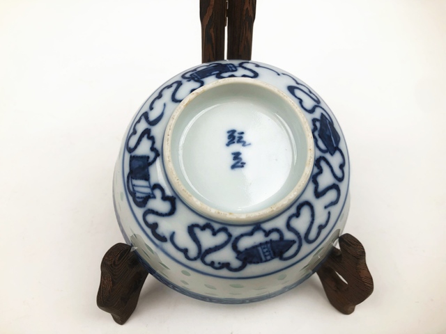 古玩陶瓷清末民初·青花云蝠紋玲瓏碗拍賣，當前價格297元
